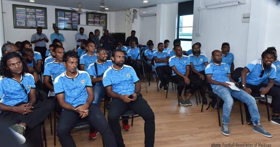 33 Coaches Including 2 National Captains Complete B-Certificate Course