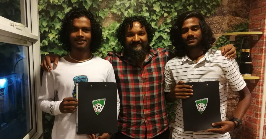 Choatu and Oggy signs for Foakaidhoo FC